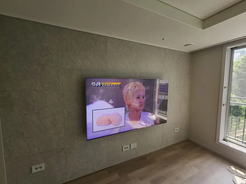 e편한세상 죽전 프리미어포레 무타공 벽걸이TV 거실 전경