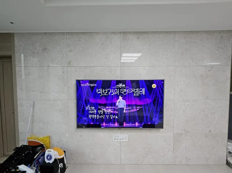 과천센트럴파크푸르지오써밋 무타공 벽걸이TV 거실