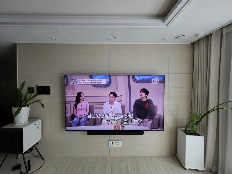 마포더클래시 무타공 벽걸이TV 정면