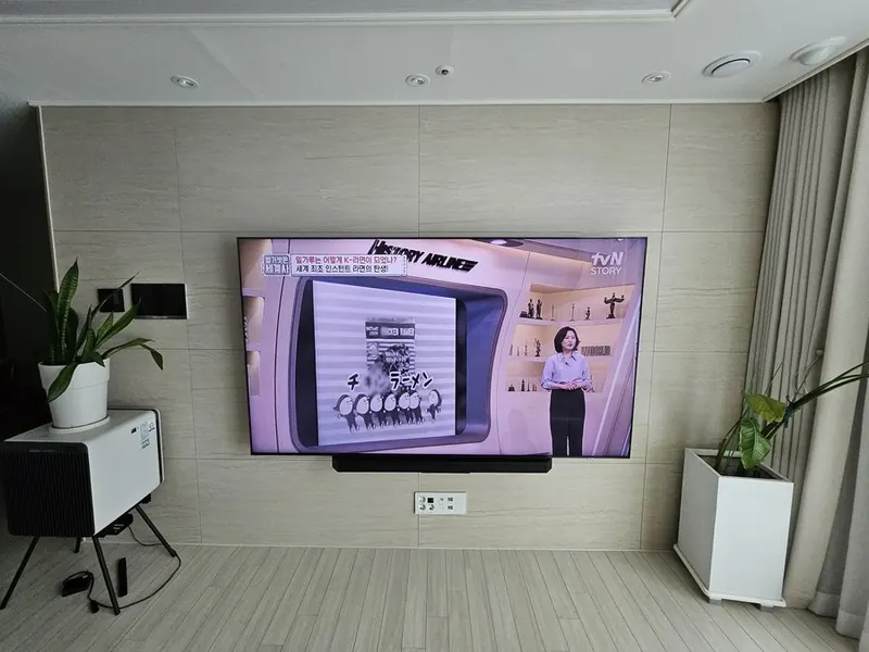 마포더클래시 무타공 벽걸이TV 거실전경